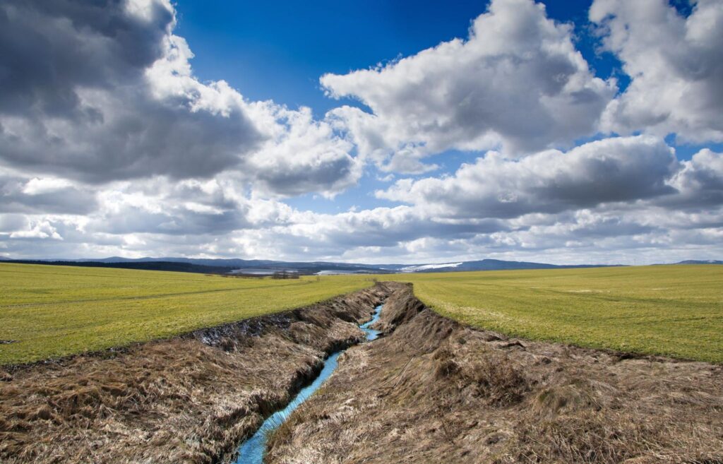 Immagine di un corso d'acqua ridotto dalla crisi idrica